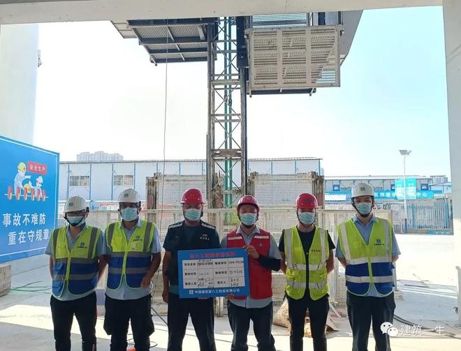 施工升降机自检验收_施工升降机安装前准备_升降货梯如何正确的安装在地坑中