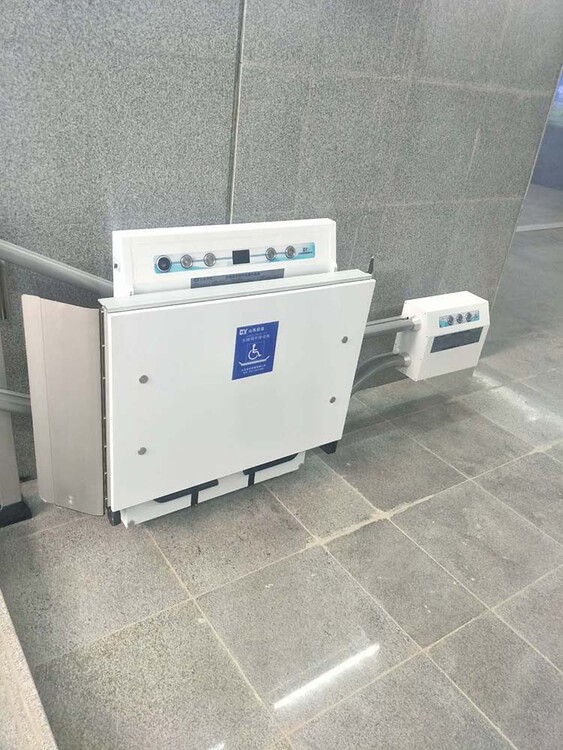 这升降机再不给装，我就要抬着轮椅去找厂家讨说法了