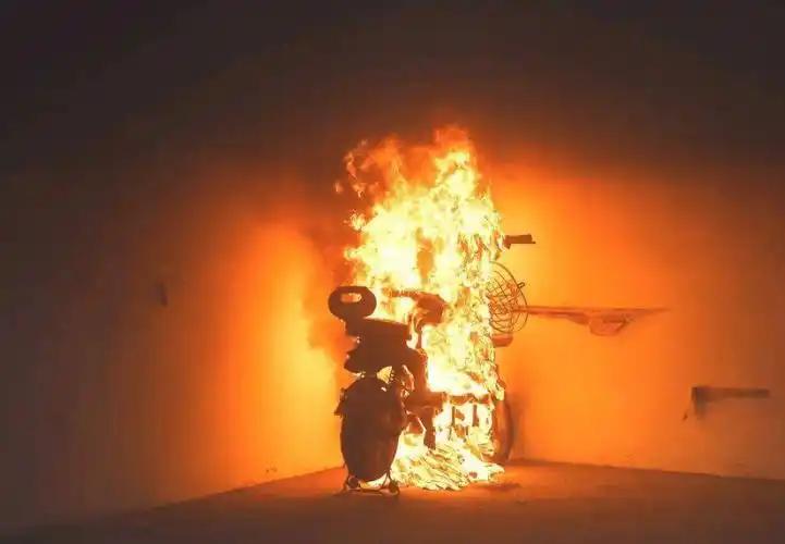 如何预防液压升降货梯的高温故障_锂电池进电梯安全规定_锂电池火灾事故案例分析