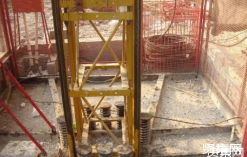 施工升降机安全保护装置_施工升降机安全通病及防治措施_液压升降货梯的门如何防护