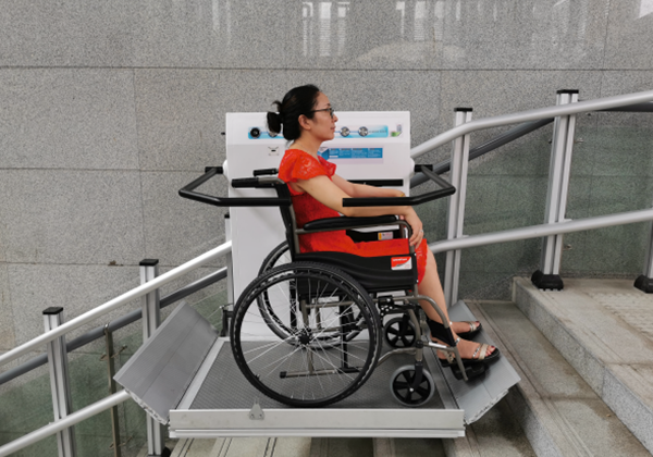 链轮驱动斜挂式轮椅升降平台_无障碍轮椅升降机_智能折叠轮椅升降平台
