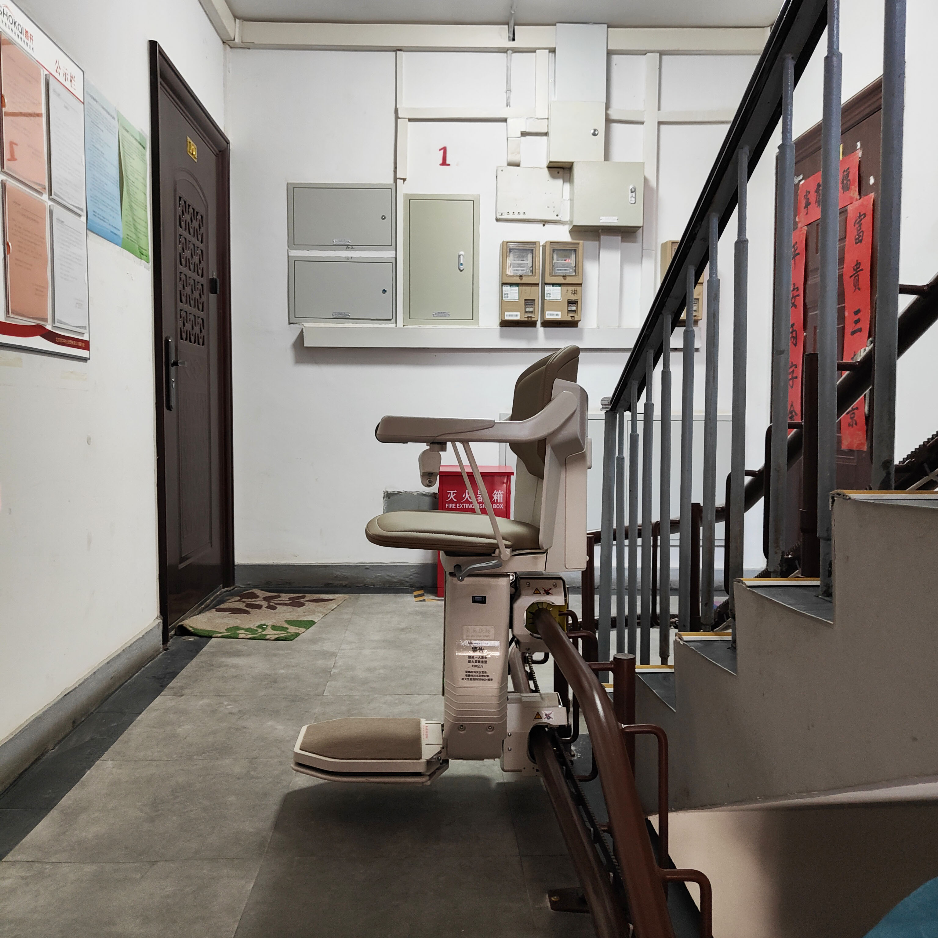 曲线楼梯座椅电梯_楼梯升降椅选购攻略_升降货梯使用效果如何评价