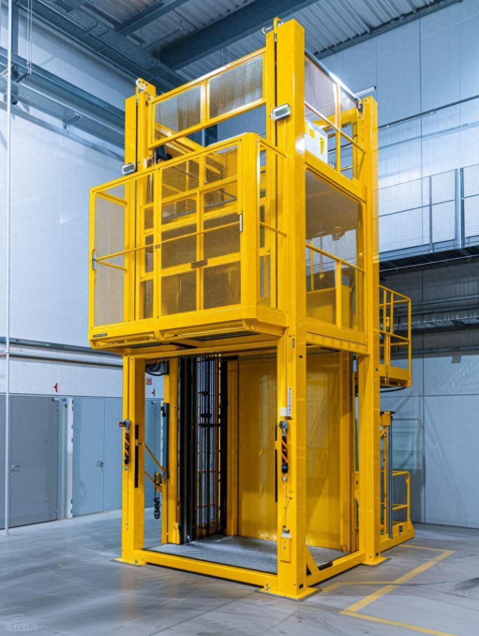 解决方案:别再让工人爬高冒险了！2026国产导轨式升降货梯，稳稳省心